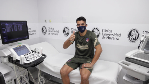 Luis Suárez pasa el reconocimiento médico con el Atlético de Madrid Luis Suárez pasa el reconocimiento médico con el Atlético de Madrid
