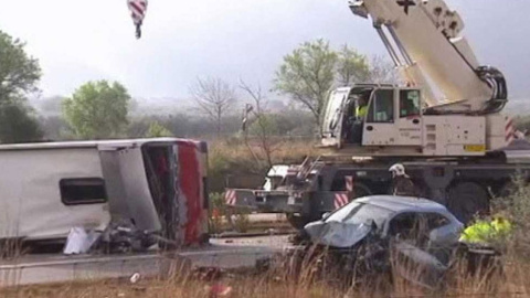 Una de las primeras imágenes del accidente entre un autocar y un turismo en la AP-7. Una de las primeras imágenes del accidente entre un autocar y un turismo en la AP-7.