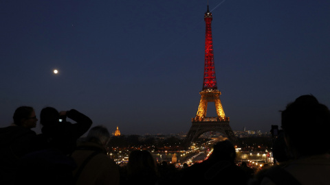 La Torre Eiffel se ilumina con los colores de la bandera belga. - Philippe Wojazer / Reuters La Torre Eiffel se ilumina con los colores de la bandera belga. - Philippe Wojazer / Reuters