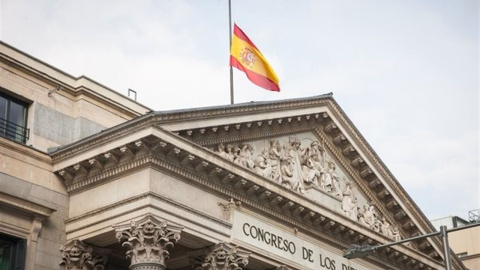 La bandera de España en el Congreso ondea a media asta tras los atentados de Bruselas./EUROPA PRES La bandera de España en el Congreso ondea a media asta tras los atentados de Bruselas./EUROPA PRES