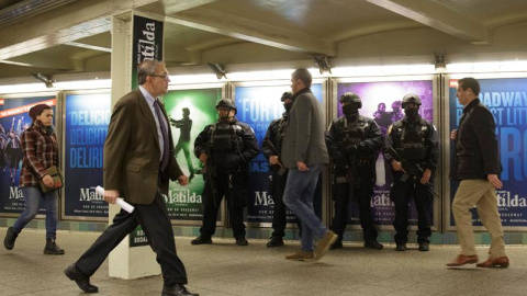 Varios policías de Nueva York vigilan en la estación de Times Square. - JUSTIN LANE / EFE Varios policías de Nueva York vigilan en la estación de Times Square. - JUSTIN LANE / EFE