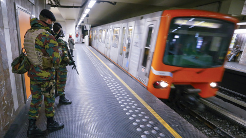 Soldados belgas patrullan en una estación de metro en Bruselas. REUTERS / Yves Herman Soldados belgas patrullan en una estación de metro en Bruselas. REUTERS / Yves Herman