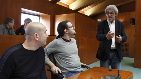 El diputado de Cha Gregorio Briz charla con los parlamentarios de Podemos Carlos Gamarra, autor de la iniciativa, y Héctor Vicente antes de comenzar la Comisión de Educación../ Cortesaragon.es El diputado de Cha Gregorio Briz charla con los parlamentarios de Podemos Carlos Gamarra, autor de la iniciativa, y Héctor Vicente antes de comenzar la Comisión de Educación../ Cortesaragon.es