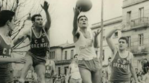 Camilo durante un partido con el Estudiantes de Vigo - FOTO Archivo Personal de Camilo Nogueira Camilo durante un partido con el Estudiantes de Vigo - FOTO Archivo Personal de Camilo Nogueira