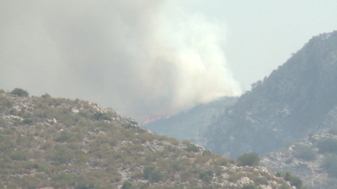 Efectivos trabajan para extinguir el incendio de Llutxent Efectivos trabajan para extinguir el incendio de Llutxent
