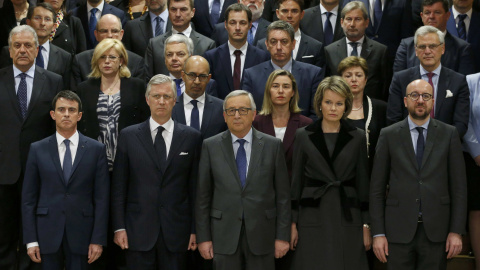 De izqda a dcha: El primer ministro francés, Manuel Valls; el rey Felipe de Bélgica; el presidente de la Comisión Europea, Jean-Claude Juncker; la reina Matilde de Bélgica; y el primer ministro belga, Charles Michel. REUTERS/Francois Lenoir De izqda a dcha: El primer ministro francés, Manuel Valls; el rey Felipe de Bélgica; el presidente de la Comisión Europea, Jean-Claude Juncker; la reina Matilde de Bélgica; y el primer ministro belga, Charles Michel. REUTERS/Francois Lenoir