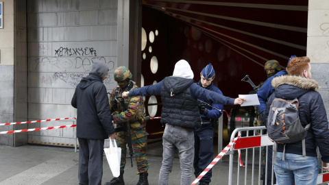 Las tropas belgas registran a los pasajeros que intentan acceder al metro. REUTERS/Francois Lenoir Las tropas belgas registran a los pasajeros que intentan acceder al metro. REUTERS/Francois Lenoir