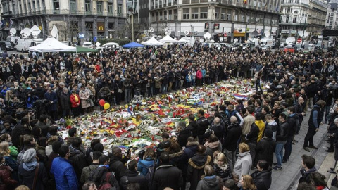 Cientos de personas guardan un minuto de silencio en la Plaza de la Bolsa en Bruselas (Bélgica). EFE/Christophe Petit Tesson Cientos de personas guardan un minuto de silencio en la Plaza de la Bolsa en Bruselas (Bélgica). EFE/Christophe Petit Tesson