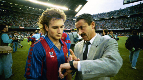 Ángel Vilda y el lateral Juan Carlos controlan los tiempos durante un partido.