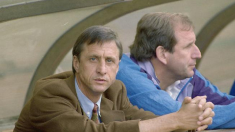 Johan Cruyff y Charly Rexach, en el banquillo del Camp Nou