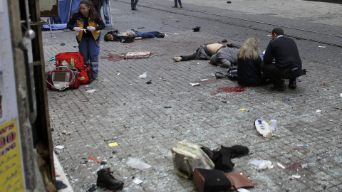 Varias personas ayudan a las víctimas de un atentado en el centro de Estambul.-REUTERS Varias personas ayudan a las víctimas de un atentado en el centro de Estambul.-REUTERS