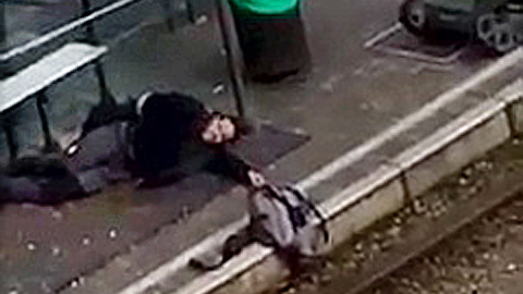 Policías belgas se llevan al hombre herido y, posteriormente, detenido en el barrio bruselense de Schaerbeek. - REUTERS
