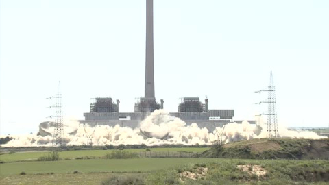 Las tres torres de la térmica de Andorra ya son historia tras su derrumbe Las tres torres de la térmica de Andorra ya son historia tras su derrumbe