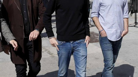 Los diputados de Podemos, Juan Antonio Delgado, Iñigo Errejón y Miguel Vila, tras el minuto del silencio que la Cámara Baja ha convocado hoy a mediodía como muestra de repulsa ante los atentados terroristas de Bruselas. / PACO CAMPOS (EFE) Los diputados de Podemos, Juan Antonio Delgado, Iñigo Errejón y Miguel Vila, tras el minuto del silencio que la Cámara Baja ha convocado hoy a mediodía como muestra de repulsa ante los atentados terroristas de Bruselas. / PACO CAMPOS (EFE)