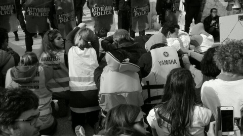 Voluntarios de BDFM protestan frente al centro de registro este jueves.- BDFM Voluntarios de BDFM protestan frente al centro de registro este jueves.- BDFM