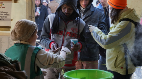 Reparto de café y comida a refugiados de Lesbos.- BDFM Reparto de café y comida a refugiados de Lesbos.- BDFM