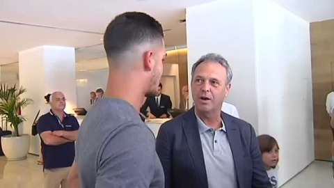 André Silva posa con Caparrós como nuevo refuerzo del Sevilla André Silva posa con Caparrós como nuevo refuerzo del Sevilla