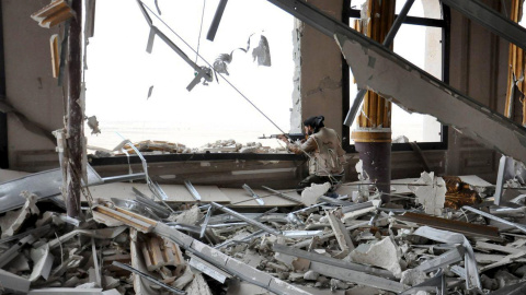 Un miembro de las fuerzas del presidente de Siria, Bashar Al Asad, dentro de un palacio durante su ofensiva para recuperar Palmira. REUTERS Un miembro de las fuerzas del presidente de Siria, Bashar Al Asad, dentro de un palacio durante su ofensiva para recuperar Palmira. REUTERS