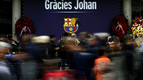 Memorial de Johan Cruyff que se ha abierto esta mañana en el Camp Nou para que los aficionados que lo deseen rindan un homenaje al que fue jugador en las década de los setenta y entrenador a finales de los ochenta y noventa. EFE/Alberto Est