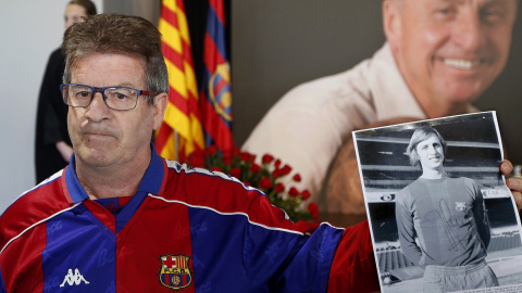 Un aficionado en el memorial de Johan Cruyff que se ha abierto esta mañana en el Camp Nou para que las personas que lo deseen rindan un homenaje al que fue jugador en las década de los setenta y entrenador a finales de los ochenta y noventa