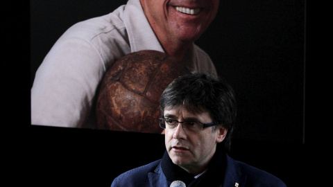 El presidente de la Generalitat, Carles Puigdemont, atiende a la prensa tras presentar sus respetos en el memorial de Johan Cruyff que se ha abierto esta mañana en el Camp Nou. EFE/Alberto Estévez
