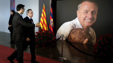 Los presidentes del Real Madrid, Florentino Pérez y del FC Barcelona, Jordi Bartomeu, presentan sus respetos en el memorial de Johan Cruyff que se ha abierto esta mañana en el Camp Nou. EFE/Alberto Estévez