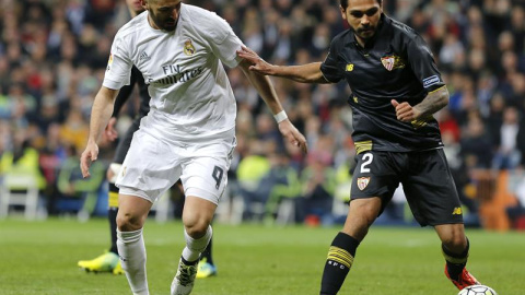 El francés Benoît Trémoulinas, del Sevilla, disputa un balón a Benzema, del Real Madrid, en el último partido de Liga. /EFE El francés Benoît Trémoulinas, del Sevilla, disputa un balón a Benzema, del Real Madrid, en el último partido de Liga. /EFE
