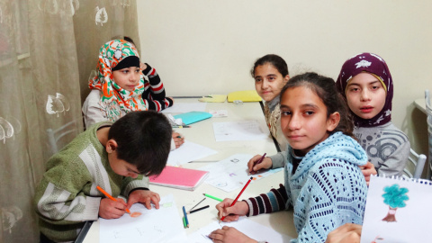 Niños sirios reciben clases de dibujo en un orfanato de Gaziantep, en Turquía. / CORINA TULBURE