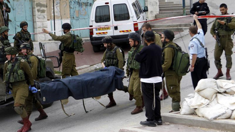Soldados israelíes trasladan los cadáveres de los dos palestinos abatidos el 25 de marzo en Hebrón. / EFE Soldados israelíes trasladan los cadáveres de los dos palestinos abatidos el 25 de marzo en Hebrón. / EFE