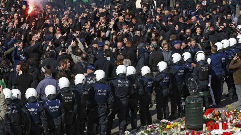 La policía belga rodea al grupo de ultraderecha que irrumpió en la plaza de la Bolsa de Bruselas. REUTERS/Yves Herman La policía belga rodea al grupo de ultraderecha que irrumpió en la plaza de la Bolsa de Bruselas. REUTERS/Yves Herman