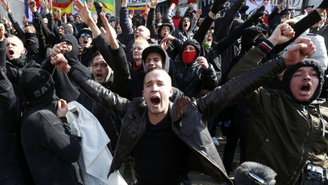 Un grupo de ultraderecha irrumpe en la concentración pacífica en la plaza de la Bolsa de Bruselas. REUTERS/YVES HERMAN Un grupo de ultraderecha irrumpe en la concentración pacífica en la plaza de la Bolsa de Bruselas. REUTERS/YVES HERMAN