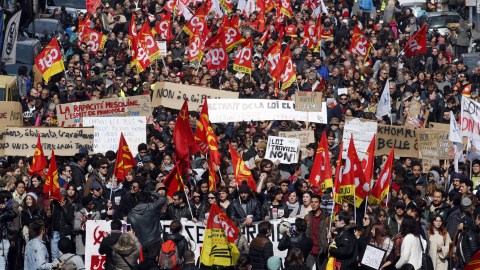 Trabajadores y estudiantes franceses en una manifestación contra de la laboral francesa, en Marsella, Francia.- REUTERS / Jean-Paul Pelissier Trabajadores y estudiantes franceses en una manifestación contra de la laboral francesa, en Marsella, Francia.- REUTERS / Jean-Paul Pelissier