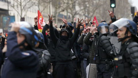 Estudiantes de secundaria y universitarios durante una protesta contra la reforma laboral del Gobierno francés en París.- REUTERS/Benoit Tessier Estudiantes de secundaria y universitarios durante una protesta contra la reforma laboral del Gobierno francés en París.- REUTERS/Benoit Tessier