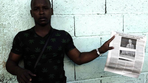 Un hombre sostiene un diario con información del presidente de EEUU, Barack Obama, en una calle de La Habana.- EFE Un hombre sostiene un diario con información del presidente de EEUU, Barack Obama, en una calle de La Habana.- EFE