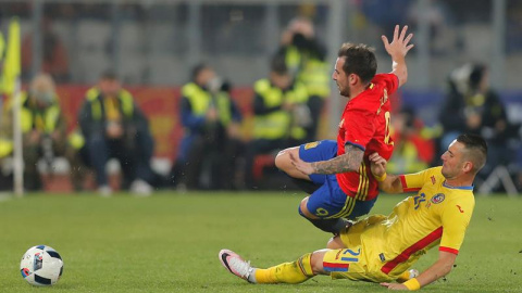 Paco Alcácer es derribado anoche por el rumano Dragos Grigore. /EFE Paco Alcácer es derribado anoche por el rumano Dragos Grigore. /EFE