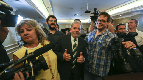 El expresidente brasileño Luiz Inácio Lula da Silva, posa para las fotos con algunos periodistas extranjeros tras la rueda de prensa celebrada en Sao Paulo (Brasil). EFE/Sebastião Moreira