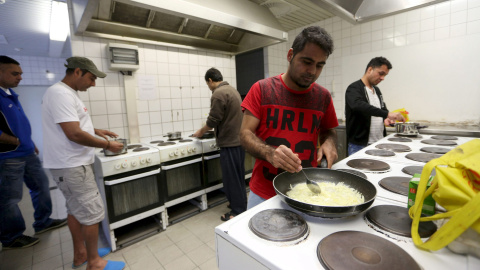 Varios refugiados cocinan en un hotel en Bautzen, Alemania, convertido en una casa para 240 solicitantes de asilo. REUTERS/Ina Fassbender