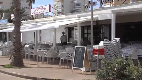 Terrazas vacías por la plaga de mosquitos Terrazas vacías por la plaga de mosquitos