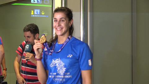 Carolina Marín llega emocionada a Madrid con nueva medalla Carolina Marín llega emocionada a Madrid con nueva medalla
