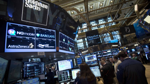 El logo de Goldman Sachs en los monitores del patio de negociación de la bolsa de Wall Street. REUTERS El logo de Goldman Sachs en los monitores del patio de negociación de la bolsa de Wall Street. REUTERS