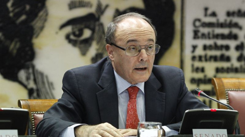 El gobernador del Banco de España, Luis María Linde, cobró 183.969 euros en 2015, lo que supone un incremento del 4,5% respecto a 2014, gracias sobre todo a recuperar 5.925 euros correspondientes a la mitad de la paga extraordinaria de dici El gobernador del Banco de España, Luis María Linde, cobró 183.969 euros en 2015, lo que supone un incremento del 4,5% respecto a 2014, gracias sobre todo a recuperar 5.925 euros correspondientes a la mitad de la paga extraordinaria de dici