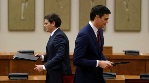Pedro Sánchez y Albert Rivera, en el acto en el que ambos firmaron su acuerdo de Gobierno. Archivo EFE. Pedro Sánchez y Albert Rivera, en el acto en el que ambos firmaron su acuerdo de Gobierno. Archivo EFE.