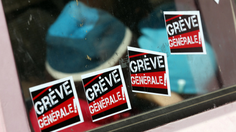 Pegatinas convocando a la huelga general contra la reforma laboral de Francia.- REUTERS Pegatinas convocando a la huelga general contra la reforma laboral de Francia.- REUTERS