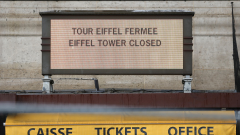Cartel anunciando el cierre a los turistas de la Torre Eiffel, por la huelga general en Francia contra la reforma laboral de Hollande. REUTERS/Charles Platiau