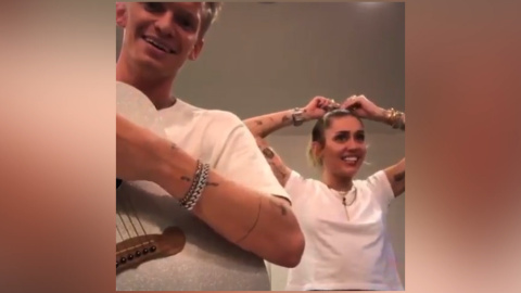 Miley Cyrus se encuentra muy feliz con Cody Simpson Miley Cyrus se encuentra muy feliz con Cody Simpson