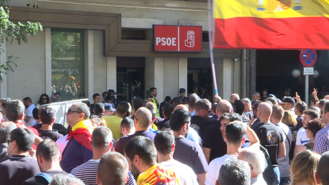 Jusapol pide ante las sedes del PSOE la dimisión de Sánchez Jusapol pide ante las sedes del PSOE la dimisión de Sánchez