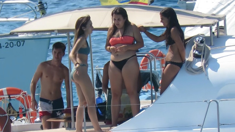 Aitana se divierte con sus amigos en Ibiza Aitana se divierte con sus amigos en Ibiza