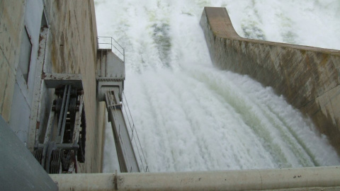 La central del pantano de Mequinenza produce 800.000 megawatios.hora de hidroelectricidad al año y la de Ribarroja, otros 750.000.