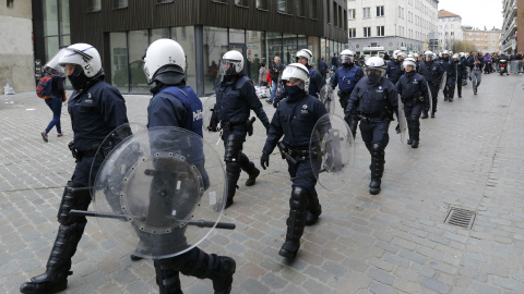 Antidisturbios desplegados en el barrio bruselense de Molenbeek. / YVES HERMAN (REUTERS) Antidisturbios desplegados en el barrio bruselense de Molenbeek. / YVES HERMAN (REUTERS)