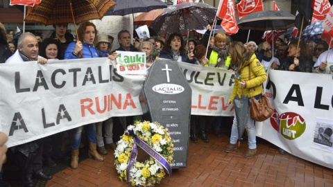 Varios centenares de personas se han concentrado este domingo en la plaza de Fuente Dorada de Valladolid para protestar contra el anuncio de cierre de las factorías de Lauki y Dulciora en la ciudad, lo que supondría el despido de un total d
